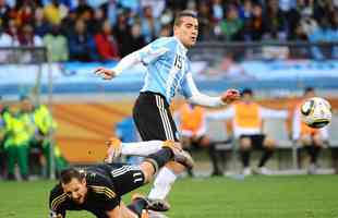 Zagueiro Otamendi em ao pela Seleo Argentina na derrota de goleada por 4 a 0 para a Alemanha, pelas quartas de final da Copa do Mundo de 2010, na frica do Sul.