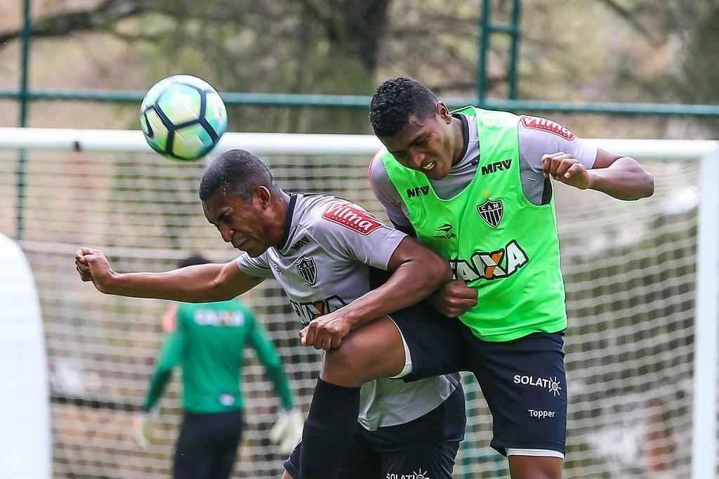 Fotos do treino de bola na cesta na Cidade do Galo