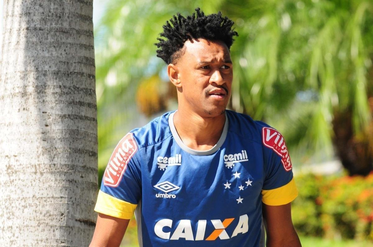 Fabrcio (lateral-esquerdo) - foi recontratado pelo Cruzeiro com o aval do tcnico Mano Menezes depois de passagem discreta pelo Palmeiras. Na Toca, as atuaes apagadas tiveram continuidade. O pice veio na eliminao na primeira fase da Copa Sul-Americana, para o Nacional do Paraguai. Fabrcio perdeu sua cobrana e viu a equipe ser derrotada nos pnaltis por 3 a 2.