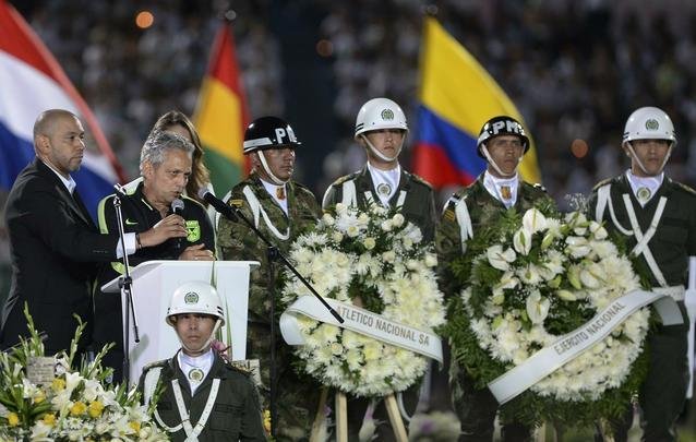 Lugar destinado a futebol e muita alegria, o Estdio Atanasio Girardot foi palco de homenagens e emoo. Com roupas brancas e flores nas mos, torcedores do Atltico Nacional fizeram viglia no local que seria, nesta quarta-feira, palco do jogo de ida da final da Copa Sul-Americana. Mas o desastre areo que matou grande parte da delegao da Chapecoense, convidados e jornalistas brasileiros impediu a realizao da festa. No lugar da bola rolando, tristeza e solidariedade. E milhes de entusiastas do esporte espalhados por todo o planeta dispostos a desejar fora  Chape. As imagens acima mostram que tudo isso  muito mais que futebol. O Nacional, atual campeo da Copa Libertadores, mostra todo o seu apoio ao clube catarinense, agora em busca de reconstruo para tocar seu caminho