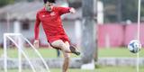 Jogadores do Nutico seguem trainando no CT Wilson Campos, sob a superviso do tcnico Gimar Dal Pozzo. Atletas e membros da comisso tcnica so submetidos s medidas de sade para evitar o contato e gerar possvel foco de Covid-19.