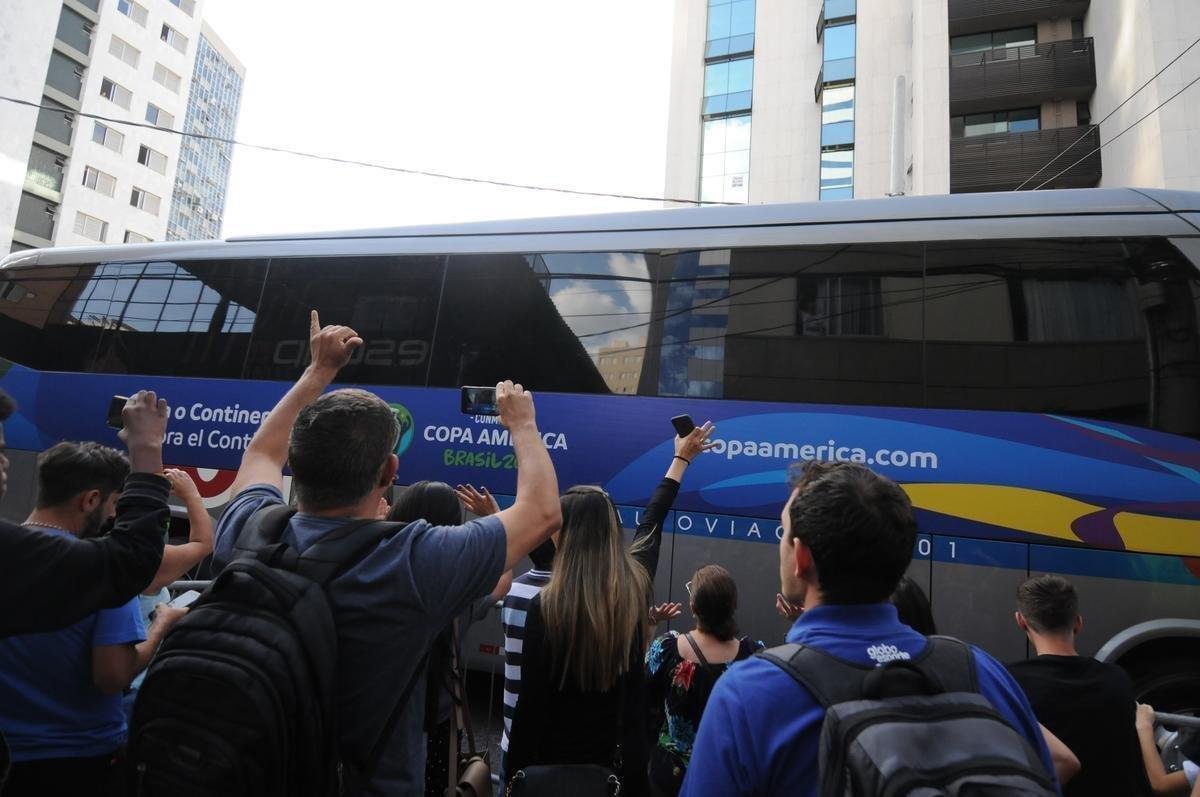 Jogadores da Seleo Argentina deixaram hotel sem contato com torcedores. Em seguida, fizeram um treino fechado no Estdio Independncia. No sbado, Messi e cia decidem terceiro lugar da Copa Amrica na Arena Corinthians