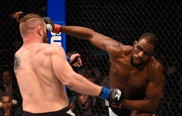 UFC 196, em Las Vegas - Corey Anderson tenta o overhand contra Tom Lawlor