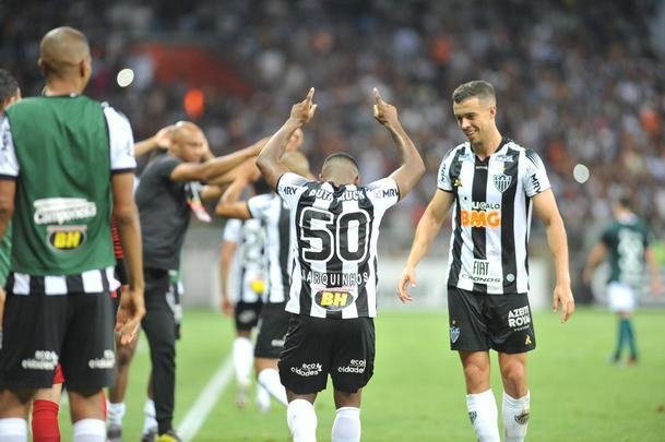 Marquinhos abriu o placar para o Atltico em chute cruzado: 1 a 0