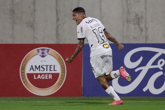 Jogo entre Amrica de Cli e Atltico, em Barranquilla, pela Copa Libertadores, teve diversas paralisaes devido aos efeitos do gs de pimenta nos atletas. Protestos do lado de fora do estdio, contra o governo, tiveram consequncias no gramado. 