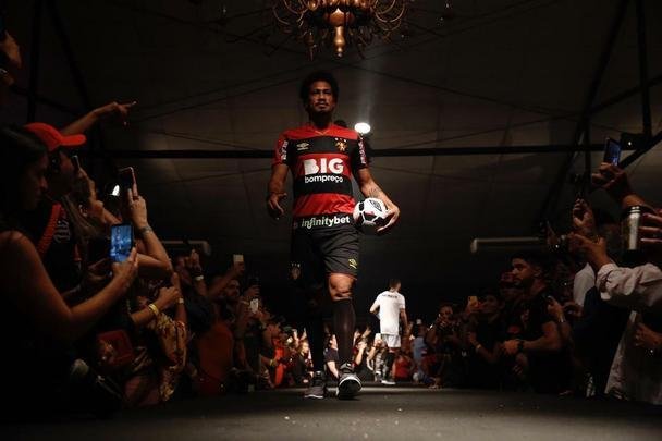 Festa de lançamento dos novos uniformes contou com a presença de jogadores e show de Paralamas de Sucesso