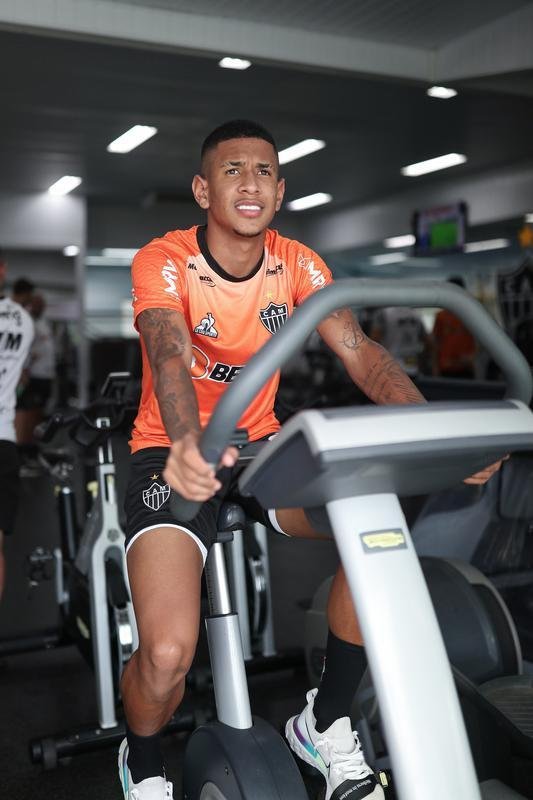 O Atltico realizou, nesta quinta-feira (10), a primeira atividade visando o clssico com o Amrica, vlido pela 5 rodada do Campeonato Mineiro. Com titulares em campo, o time de 'El Turco' Mohamed trabalhou para o confronto que ser disputado s 16h30 do sbado (12), no Estdio Independncia, em Belo Horizonte.