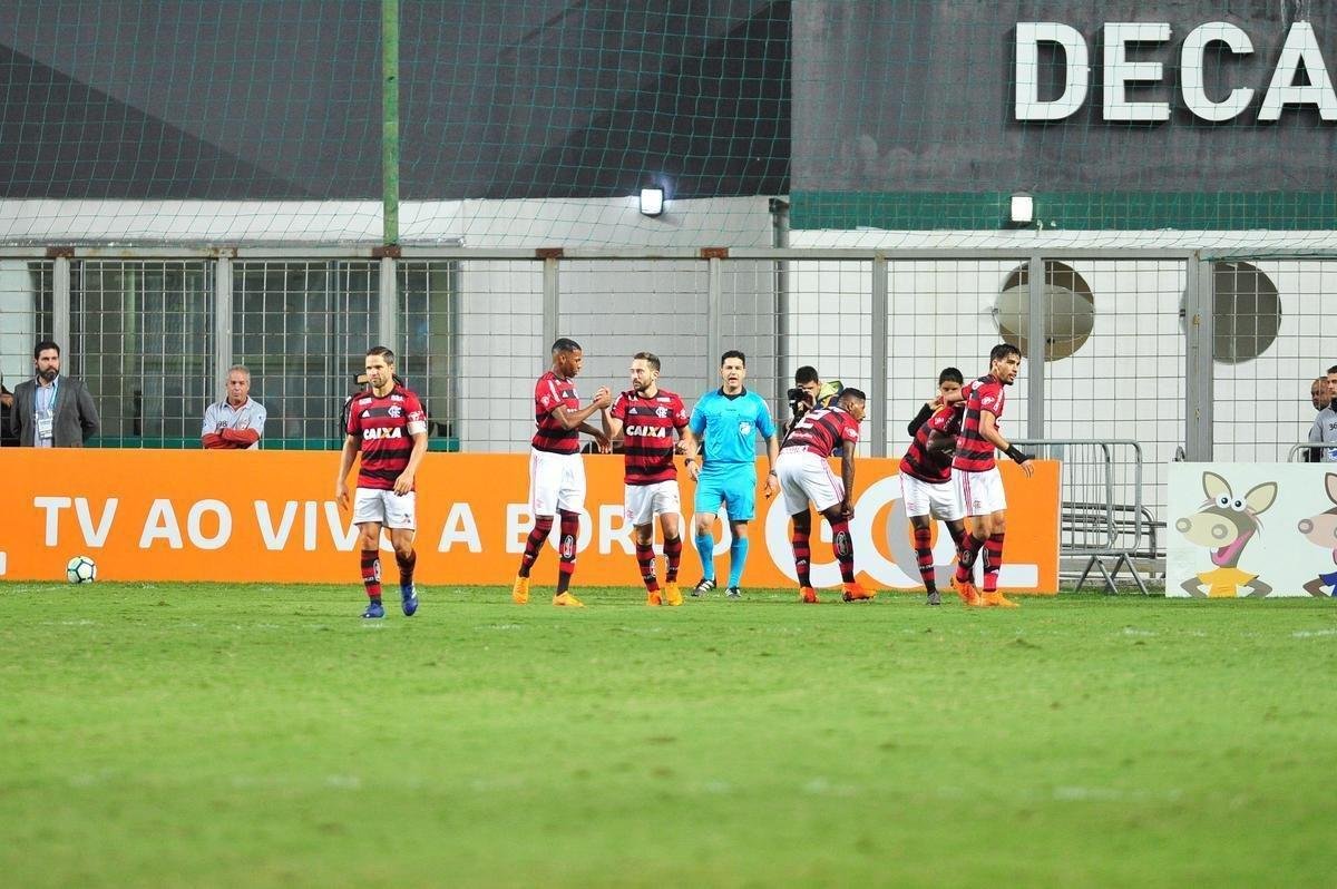 Galo pressionou no segundo tempo, mas levou gol em contragolpe: verton Ribeiro fez aps passe de Vincius Jnior: 1 a 0 Flamengo