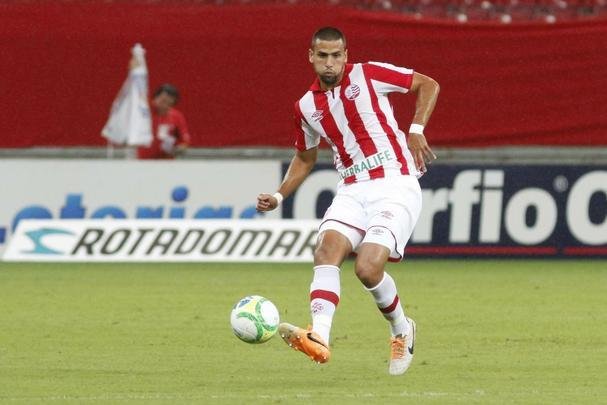 Apresentando muitos problemas desde a leso de Luiz Alberto, a defesa do Nutico recebeu o reforo do uruguaio Mario Risso. Vindo do Botafogo, o zagueiro estreou no clssico contra o Santa Cruz. Mostrou algumas limitaes, mas d sinais de evoluo, o que deve mant-lo no time titular, ao menos enquanto o experiente xerife do incio do ano no retorna.