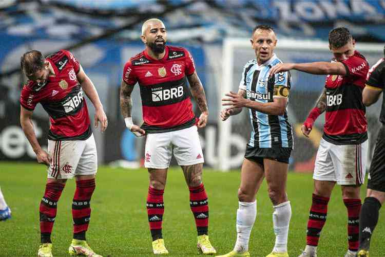 Vidal comemora gol marcado por Isla na vitória do Flamengo