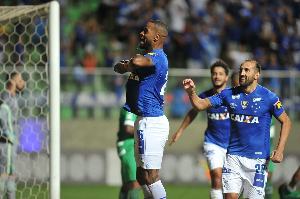 Com gols de Thiago Neves, Arrascaeta e Ded, Cruzeiro goleou a Chapecoense por 3 a 0