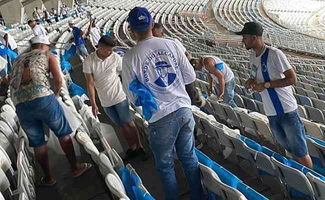 Torcedores do Cruzeiro estiveram no Mineiro nesta tera-feira (20/9) para organizar o mosaico