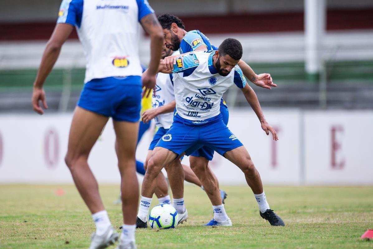 Jogadores do Cruzeiro treinaram nesta tera-feira nas Laranjeiras, estdio do Fluminense, no Rio de Janeiro. Adilson Batista pode promover entradas de Ezequiel e Fred ao time diante do Grmio, na quinta-feira.