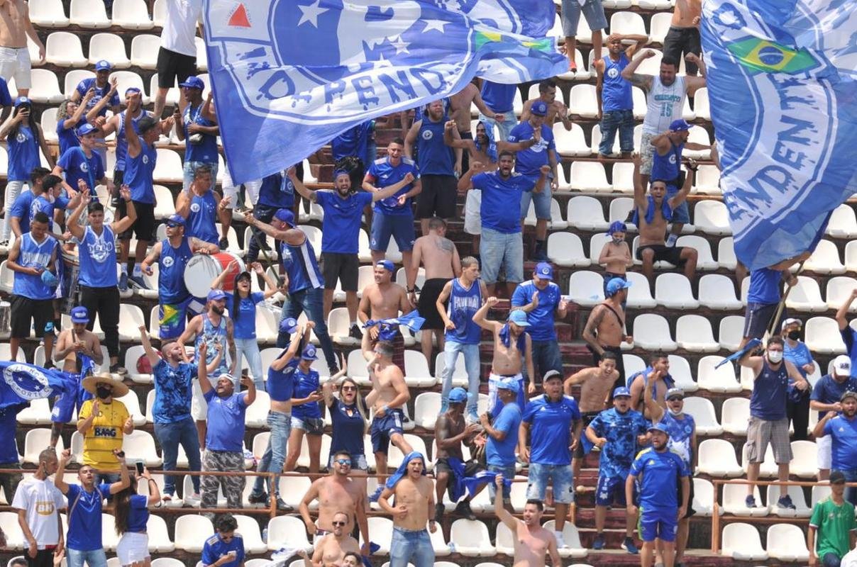 Cruzeiro e Ponte Preta se enfrentaram numa manh de forte calor em Sete Lagoas