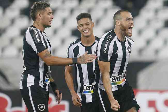 Pedro Castro comemora o belo gol, que definiu a classificao do Botafogo no Engenho