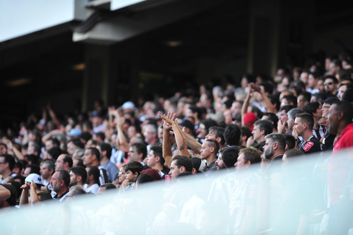 Torcida do Atltico apoiou muito o time no Horto, em duelo contra o Corinthians, e tambm protestou contra anulao do gol de Rger Guedes, no primeiro tempo. Auxiliar viu toque de mo de Ricardo Oliveira antes do arremate final.