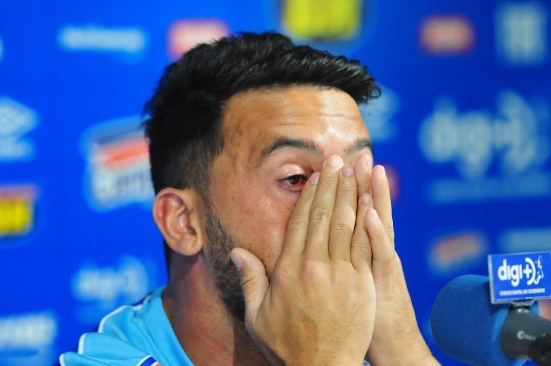 Lateral-direito Edilson se emocionou ao comentar situao vivida na Venezuela