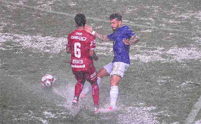 Em razo da forte chuva, jogo entre Cruzeiro e Vila Nova, pela 33 rodada da Srie B, ficou paralisado por 37 minutos