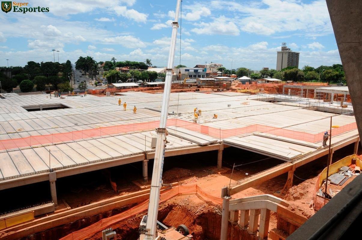 06/03/2012 - No exterior do Mineiro, comea a construo do estacionamento e da esplanada