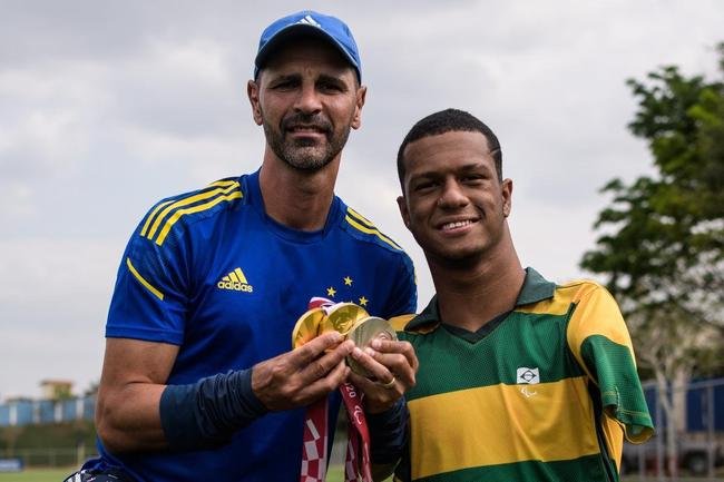 O campeo Gabriel Arajo foi  Toca da Raposa II acompanhar o treino do seu time de corao 