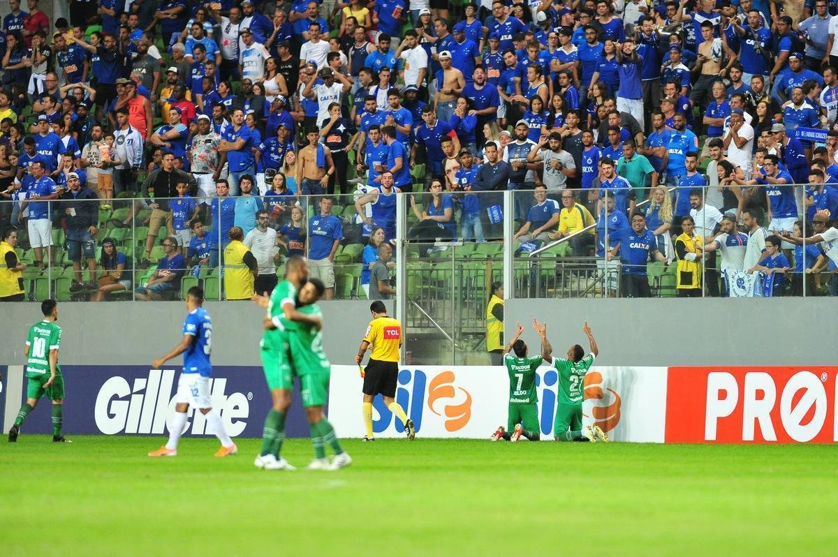 Com apoio da torcida, Cruzeiro recebeu a Chapecoense no Independncia 
