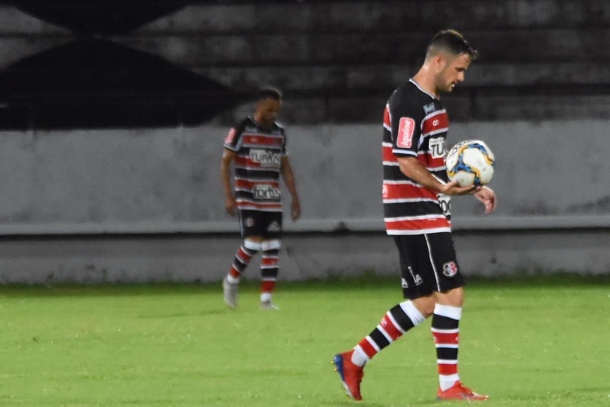 Em jogo movimentado, Santa Cruz e Treze se enfrentaram pela estreia da Série C de 2019. O time paraibano saiu à frente no primeiro tempo, com vantagem de 2 a 0 no placar. Com a virada após o intervalo, o Santa Cruz pressionou, mas o empate só viria após a invasão de um cachorro. Batizado depois de 'Pipicão', o cão foi retirado de campo pelo goleiro Anderson, e daí por diante o Santa empatou com gols de Neto Costa e Guilherme Queiroz, ambos reservas da equipe na ocasião.