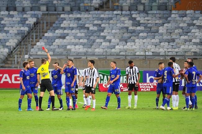 Hulk, do Atl�tico, e William Pottker, do Cruzeiro, discutiram no fim do cl�ssico vencido pelos celestes, por 1 a 0, e foram expulsos pelo �rbitro Paulo C�sar Zanovelli da Silva