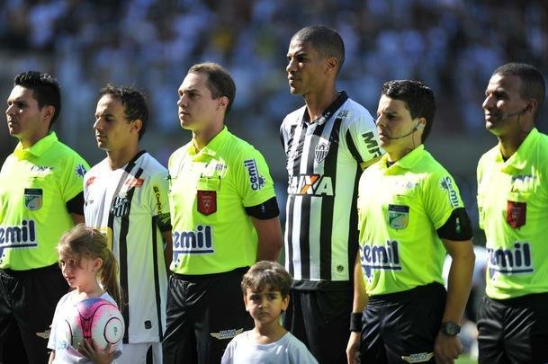 Imagens do duelo entre Atltico e Democrata-GV, no Independncia, pelo Campeonato Mineiro