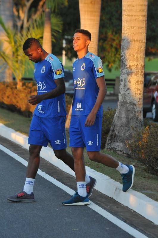 Cruzeiro iniciou sua intertemporada nesta segunda-feira na Toca da Raposa II. Tcnico Mano Menezes contou com elenco completo. Grupo agora comea preparao para decises com Atltico na Copa do Brasil, River Plate na Copa Libertadores e 29 rodadas restantes do Campeonato Brasileiro