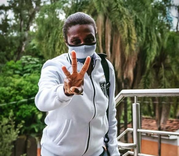 Zagueira Tati Antônio foi diagnosticada com COVID-19 nesta sexta-feira (20 de novembro).