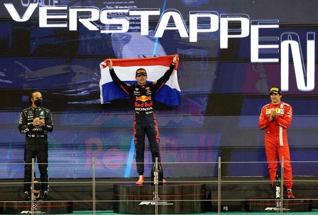 Max ultrapassou Lewis Hamilton, da Mercedes, na �ltima volta e venceu o GP de Abu Dhabi