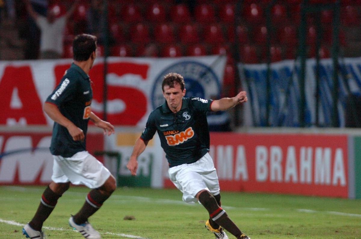 Naquele ano, em comemoração aos 90 anos do Cruzeiro, um terceiro uniforme foi lançado. A camisa tinha um dos símbolos do Palestra Itália e era verde escura, com detalhes em vermelho.