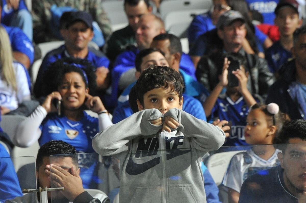 Imagens das torcidas de Cruzeiro e Corinthians no Mineiro