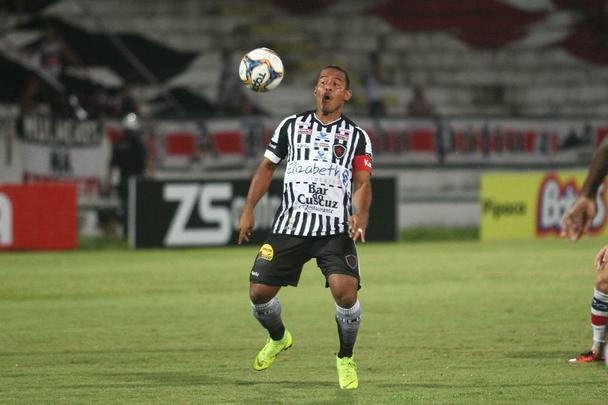 Santa Cruz e Botafogo-PB se enfrentaram pela 12ª rodada da Série C do Campeonato Brasileiro para se manterem na briga pelo G4