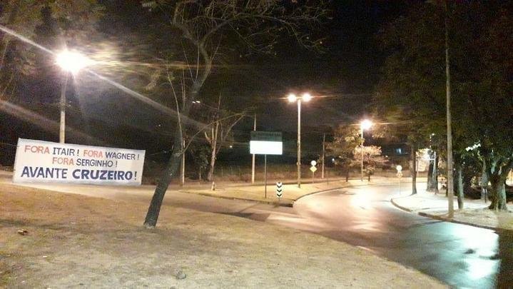 Faixas contra a diretoria do Cruzeiro