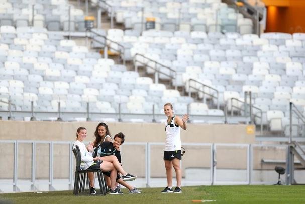 Jogadoras de futebol da Nova Zelndia brincaram e tiraram muitas fotos no Gigante da Pampulha
