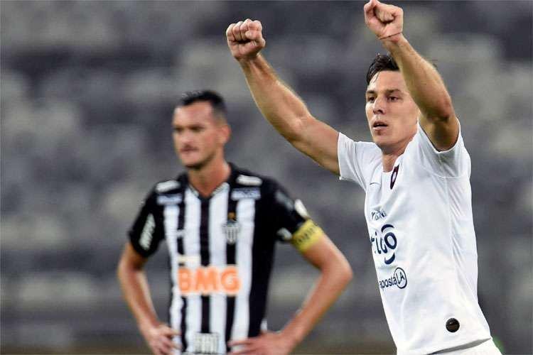 25/03/2019 - O Atltico completou 111 anos em meio a resultados contrastantes nos diferentes torneios disputados. No Campeonato Mineiro, o time foi lder da primeira fase e avanou no mata-mata, muitas vezes com uma escalao alternativa. Na Copa Libertadores, a prioridade, duas derrotas nas duas primeiras rodadas da fase de grupos: 1 a 0 contra Cerro Porteo-PAR (Mineiro) e Nacional-URU (Centenrio, em Montevidu).