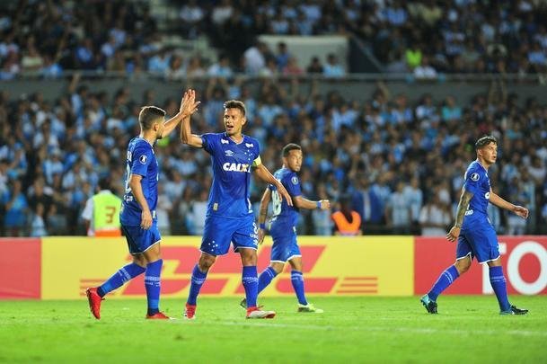 Fotos do primeiro tempo de Racing e Cruzeiro, no El Cilindro, pela Copa Libertadores. Arrascaeta empatou para o Cruzeiro, de cabea, aps cruzamento de Egdio