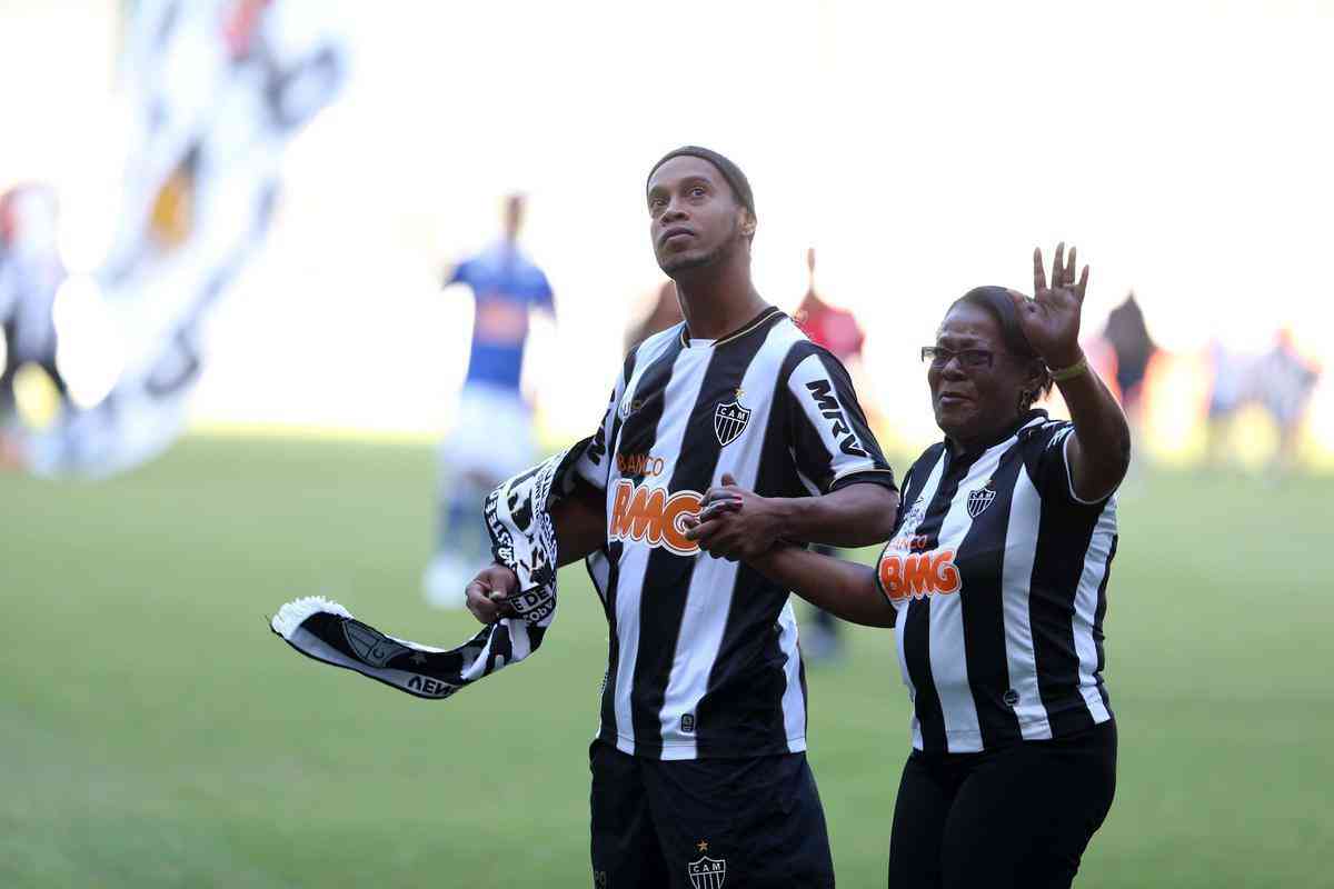 Fotos com momentos de Ronaldinho ao lado de Dona Miguelina ...