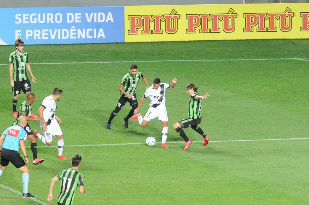 Fotos do duelo entre Amrica e Ponte Preta, no Independncia, em Belo Horizonte, em jogo de volta da quarta fase da Copa do Brasil