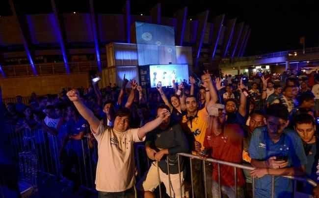 Imagens do lançamento do novo uniforme do Cruzeiro. Evento foi realizado na noite desta quinta-feira (12/05), na esplanada do Mineirão