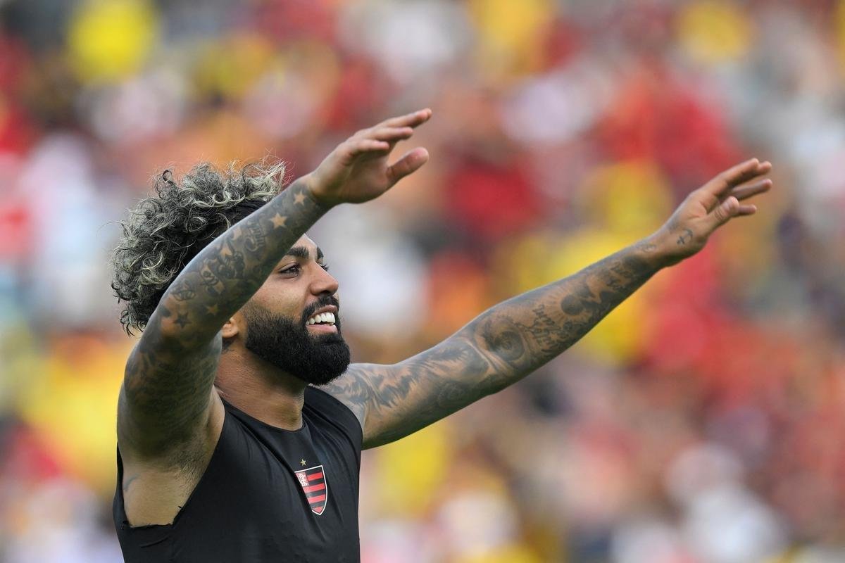 Flamengo ergue a taa de tricampeo da Copa Libertadores. Na final, venceu o Athletico por 1 a 0, em Guayaquil, com gol de Gabigol