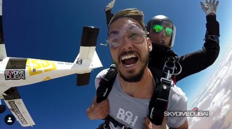 Goleiro Rafael saltou de paraquedas em Dubai na companhia da namorada, Bruna