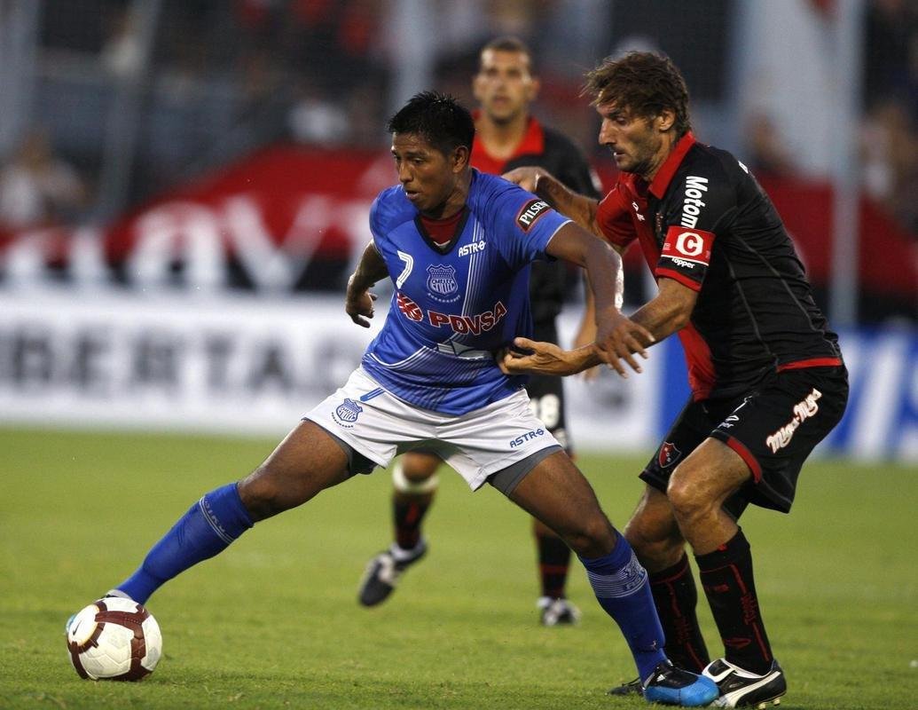 2010 - Newell's Old Boys (ARG) e Emelec (EQU) empataram por 0 a 0 na Argentina. Na volta, os equatorianos venceram por 2 a 1.
