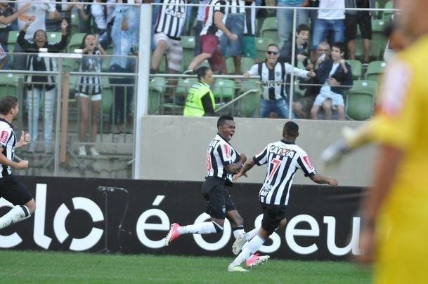 Ainda no primeiro tempo, o Atltico virou, com gols de Cazares, de falta, e Fred: 2 a 1