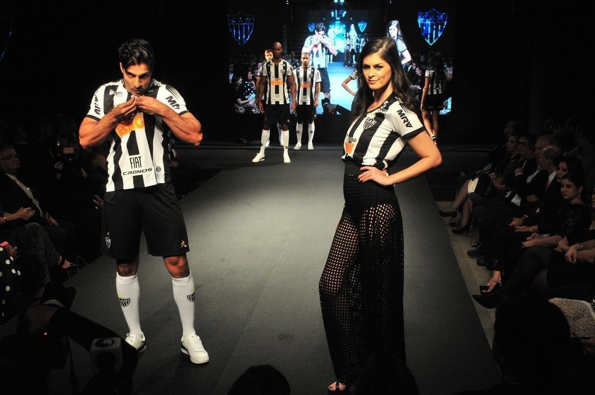 Nova coleo de uniformes do Atltico produzida pela fornecedora francesa Le Coq