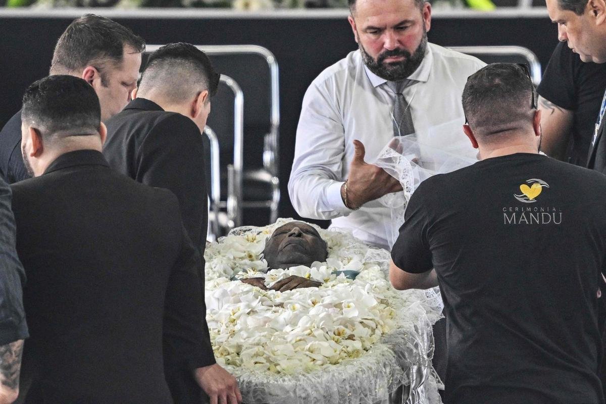 Corpo de Pel  velado na Vila Belmiro, estdio do Santos. 