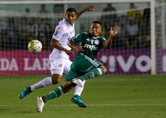 Campeonato Brasileiro de 2016 - O Palmeiras ganhou o campeonato de 2016 com boa vantagem sobre o Santos (nove pontos de vantagem). Nem mesmo a vitria no confronto direto ajudou o Peixe na briga pelo ttulo. Na 33 rodada, o Alvinegro venceu por 1 a 0 em casa e diminuiu a diferena para seis pontos. Nas ltimas cinco partidas, a equipe no conseguiu cortar a vantagem do rival.