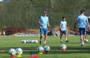 Cruzeiro fez nesta segunda-feira  tarde, na Toca da Raposa II, o ltimo treino em Belo Horizonte antes da partida contra o Internacional, quarta, no Beira-Rio, pela semifinal da Copa do Brasil. O tcnico Rogrio Ceni deve escalar Fbio; Edilson, Ded, Fabrcio Bruno (Leo) e Egdio (Dod); Henrique e Robinho; Marquinhos Gabriel; Thiago Neves e David; Pedro Rocha. Servindo  Seleo Colombiana, Orejuela est fora do jogo.