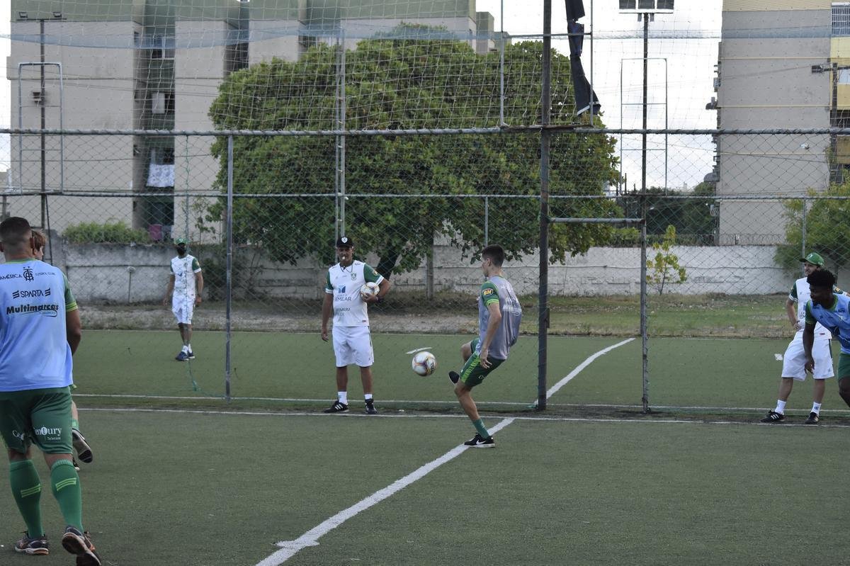 O América treinou na tarde desta sexta-feira (4) em Maceió, visando o confronto contra o CSA pela 26ª rodada da Série B do Campeonato Brasileiro. A partida será realizada neste sábado (5), às 18h30, no Estádio Rei Pelé, em Alagoas.